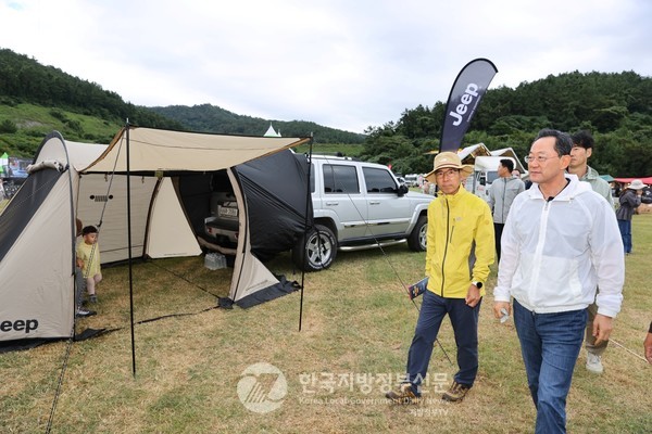 전남 해남군(군수 명현관.오른쪽)에서 ‘지속가능한 모두의 캠핑, 해남에 다 있다’라는 주제로 올해 3번째로 열리고 있는 이번 '2024 해남 캠핑관광박람회'는 캠핑레저관련 100여 개 기업과 4,000명의 캠핑객이 참여하는 국내 최대 규모로 열리고 있다(사진=조용원 기자) 