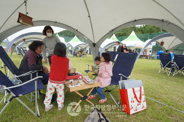 서남해 화원반도의 25만㎡의 광활한 부지에 마련된 행사장은 기업체들의 캠핑장비와 캠핑카, 카라반 등을 전시, 체험할 수 있는 박람회장과 800여 팀이 동시에 캠핑이 가능한 캠핑장을 조성, 운영하고 있어서 캠핑 동호인들과 관광객들의 발길이 하루종일 이어지고 있다.(사진=조용원 기자/해남군청)