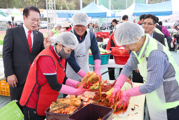 이번 축제는 '김장 그리고 구워먹기'를 주제로, 다양한 김장체험과 먹거리 체험을 통해 방문객들에게 풍성한 즐거움을 선사할 예정이다. (사진=괴산군)