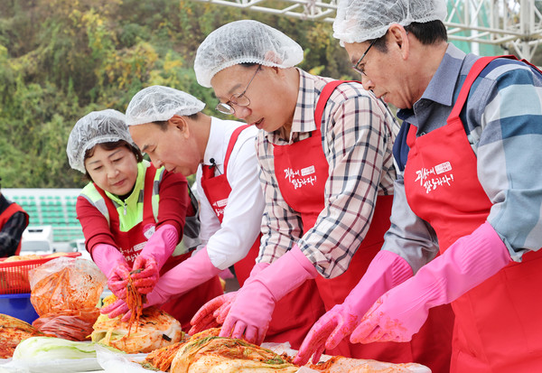 김춘수 괴산축제위원장은 "온가족이 즐길 수 있는 행사로 만들기 위해 다양한 콘텐츠를 준비했다"며, “이번 축제를 통해 자연특별시 괴산에서 재배한 절임배추와 괴산의 우수한 김장문화를 널리 알리고 지역경제 활성화에도 기여할 수 있기를 기대한다”고 밝혔다. (사진=괴산군)