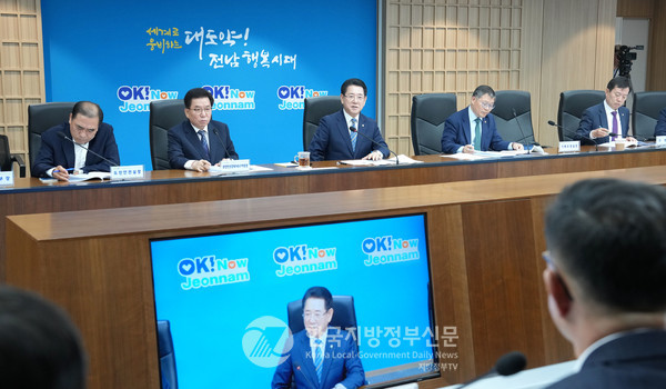 김영록 전남도지사 14일 동부청사에서 첫 실국 정책회의를 열고 “전남동부권은 전남GDP의 62% 차지하고 있으며 전남경제와 대한민국 미래 도시 발전을 견인하고 있다"며 동부권 발전에 포괄적 노력을 강조했다(사진=조용원 기자/전남도청)