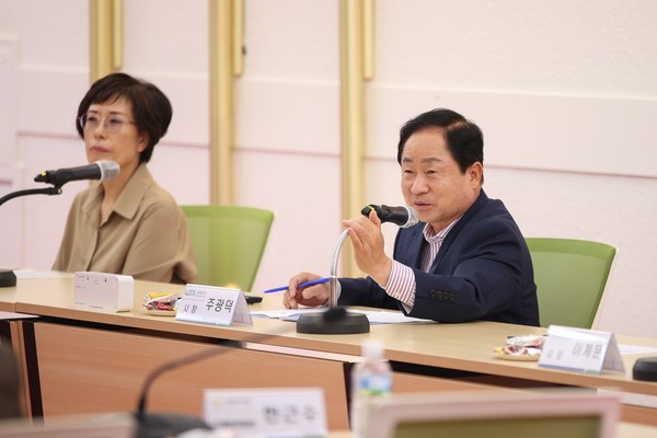 주광덕 시장은 “생존수영 업무협약을 체결하게 되어 기쁘게 생각하고, 이 협약이 미래 세대의 희망이 될 것으로 기대된다”라며 “앞으로도 남양주시는 지속적인 협력과 격의 없는 소통을 통해 상상 더 이상의 교육 발전을 이룰 수 있도록 노력하겠다”라고 전했다. (사진=남양주시)