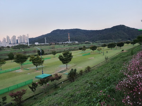 달성군은 다사 세천 파크골프장이 논공 위천 파크골프장에 이어 두 번째로 공인구장 인증을 획득하게 됨으로써 대구시 최초로 공인구장 인증 파크골프장 2개소를 보유하게 되었다고 밝혔다. (사진=달성군)