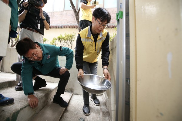 종로구는 재해 약자를 위한 공고한 안전 체계 구축과 지하 주택 침수 예방을 위해 전국 최초로 119 연계 「종로 비상벨」 시범사업을 시작한다. (사진=종로구)