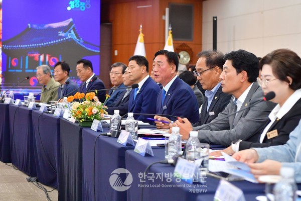 김한종 장성군수(오른쪽 네번째)가 15알 개최된 전남도-장성군 정책비전토론회에서 '성장 장성' 미래 100년 준비와 군민 행복시대 실현을 위해 전남도의 적극적인 지원을 요청했다(사진=조용원 기자/장성군청)