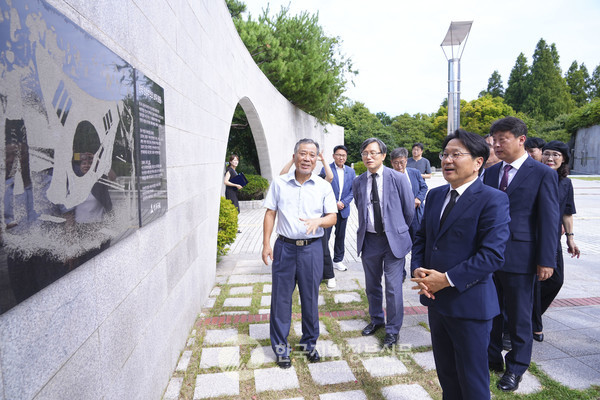 강기정 광주시장은 16일 부마항쟁 45주년을 맞아 "동트기 전 가장 어두웠던 시간, 용기내 일어서주신 부산 마산 시민여러분 고맙습니다"라고 추모했다. 지난 8월 부산민주공원 넋기림마당 참배(사진=조용원 기자/광주시청)