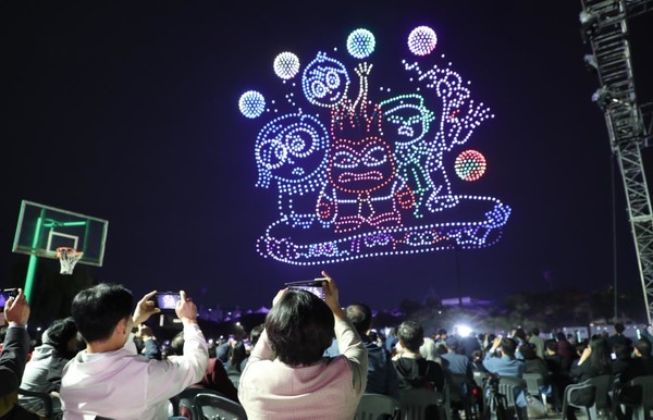 이번 행사는 시민들에게 특별한 감동과 즐거움을 제공하고자 디즈니 캐릭터를 활용해 전국 지방정부 최대 규모인 2,200대의 드론으로 환상적인 조명을 연출해 마치 영화 속 한 장면을 보는 듯한 공연을 만들었다. (사진=성남시)