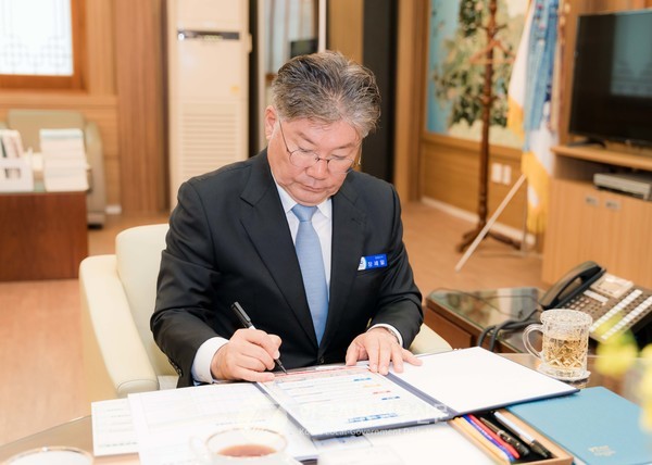 17일 제52대 영광군수에 취임한 장세일 군수는 청렴 의식을 함양하고 깨끗한 공직 풍토를 조성하고자 반부패·청렴 서약서를 통해 청렴한 생활 및 반부패 척결을 다짐하는 ‘청렴 서약서’ 서명을 시작으로 공식 군정 업무에 돌입했다.(사진=조용원 기자/영광군청)