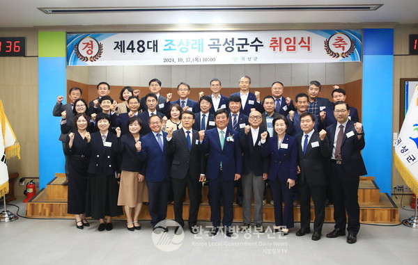 조상래 군수는 이날 곡성충의탑 참배를 시작으로 취임 선서와 취임식을 가진 후, 곡성군 실과소원과 읍․면, 유관기관, 읍면 경로당 방문으로 첫 공식 군정 일정을 시작했다.(사진=조용원 기자/곡성군청)