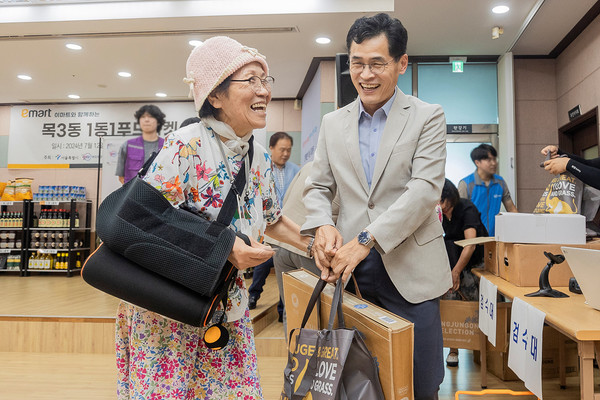 1동1푸드마켓(목3동) 개소식에서 구민과 이기재 양천구청장 (사진=양천구)