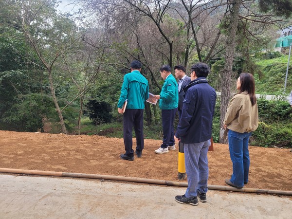 이상근 고성군수는 “황토맨발걷기길이 혈액순환 등 군민의 건강증진에 도움이 많이 되는만큼 삶의 질 개선과 행복도를 높일 수 있기를 희망한다”고 말했다. (사진=고성군)