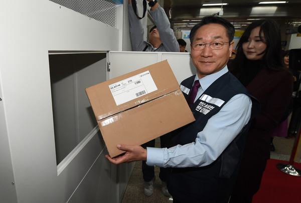 유정복 시장은 “반값택배를 이용하는 소상공인의 약 50%가 지하철역 반경 300m 이내에 있어 전체 역사로의 확대가 필요하다”라며 “1단계 운영을 통해 안정성을 확보해 2단계 사업을 차질 없이 준비하고, 특히 이번 사업은 전국 최초 사업인 만큼 진행 상황을 세심하게 점검하겠다”라고 밝혔다. (사진=인천시)