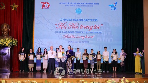 26일 하노이 호안끼엠군 군청 5층 강당에서 하노이에 거주하고 있는 외교사절, 베트남 연구가, 유학생을 대상으로 “내 마음속의 하노이” 라는 주제로 한 글쓰기 공모대회 시상식에서 최우수상을 수상한 안경환 교수가 수상자들과 기념촬영을 하고 있다(사진=정양기 기자/하노이친선협회총연합회) 