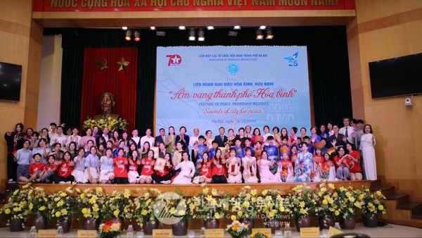 26일 하노이친선협회 총연합회(HAUFO)가 주최한 '내 마음속의 하노이' 공모전 시상식 행사에서 수상자들과 참석자들이 단체로 기념촬영을 하고 있다(사진=정양기 기자/하노이친선협회총연합회)