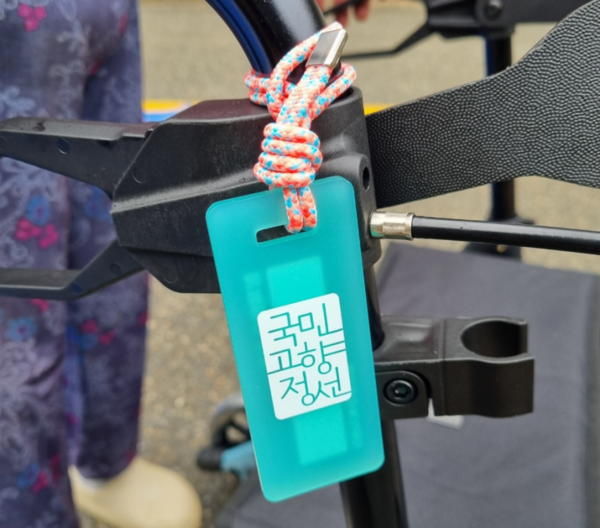 남면행정복지센터는 남면지역사회보장협의체 위원과 함께 지난 10월부터 11월까지 고향사랑실버카 지급 대상자 115가구를 직접 방문해 실버카 작동 여부 등을 확인하고 네임택(이름표)에 어르신의 이름를 적어 부착할 예정이다. (사진=정선군)