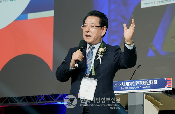 영록 전남도지사가 28일 오스트리아 빈에서 개최된 세계한인경제인대회 강연에서 “전남을 세계적 경제·남도문화의 중심지로 도약시키겠다”며 ‘글로벌 전남’과 ‘남도 케이(K)-컬처’ 세일즈를 중심으로 한 미래 전남의 투트랙 비전을 제시했다.(사진=조용원 기자/전남도청)