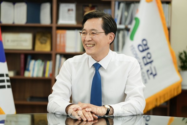 전국 최초로 '지역순환경제 기본 조례'를 제정해 본격 시행을 앞두고 있는 전남 영안군 우승희 군수는 “지역순환경제는 영암이 창출한 부로 영암군민이 먼저 잘 사는 시스템이며, 지역이 스스로 주도권을 갖고 지역경제의 내일을 책임지는 자주 경제로써 지역순환경제 생태계 조성에 본격 나서겠다"고 밝혔다(사진=조용원 기자)
