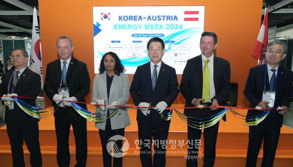 유럽을 방문 중인 김영록 전남지사(오른쪽 세번째)가 29일(현지시간) 오스트리아 센터 빈에서 열린 ‘2024 KOR-AUT 에너지위크 개막식’에서 테이프 커팅과 함께 전남 에너지 관련 기업·기관과 해외 혁신기관·기업 간 MOU 후 기념촬영을 하고 있다.(사진=조용원 기자/전남도청)