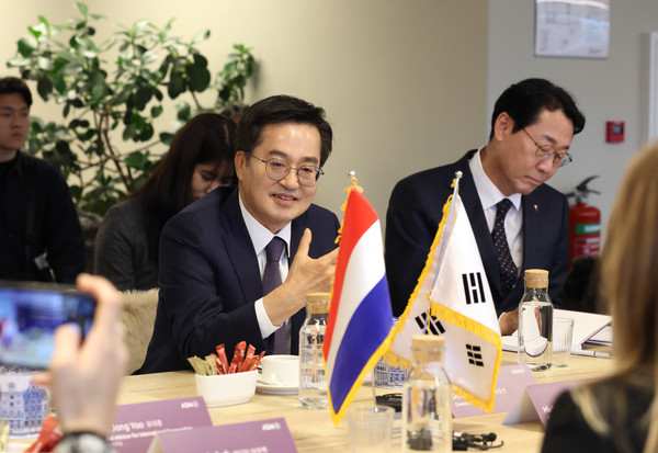 김동연 지사는 “ASM과 화성시와 함께 맺는 오늘의 MOU는 정말 구체적인 내용들이 담겨 있어서 정말 기쁘다. 앞으로도 ASM과 하는 일에 있어선 ‘풀 서포트’를 하겠다”고 약속했다. (사진=김미숙기자/사진제공=경기도)