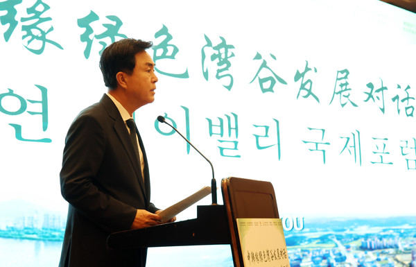 김태흠 지사는 “신규 노선인 만큼 몰라서 이용하지 못하는 일이 생기지 않도록 적극 홍보하는 한편, 아산만 순환열차를 시작으로 다른 베이밸리 프로젝트들도 추진에 박차를 가하겠다”고 말했다. 관련사진은 한중연 베이밸리 국제포럼에 참석해 기조연설 하는 모습 (사진=김지수기자/사진제공=충남도)