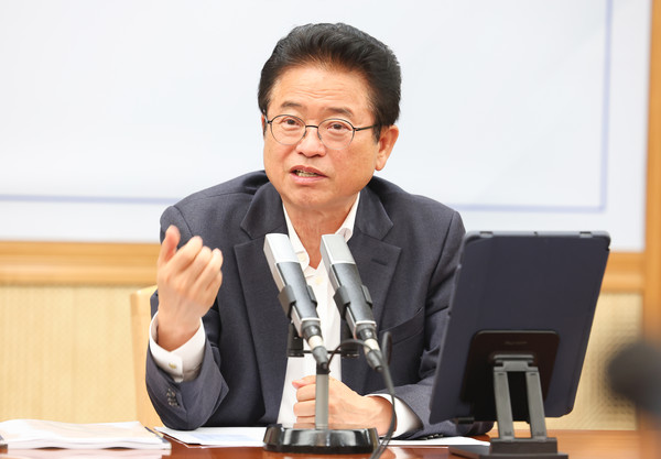 경상북도는 4일 이철우 도지사 주재로 제24회 저출생과 전쟁 혁신 대책 회의를 개최하고 100대 실행 과제 추진 상황을 점검했다. (사진=김지수기자/사진제공=경북도)