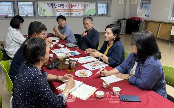 전라남도(도지사 김영록)가 전국 지방정부 최초로 ‘체험형 고향사랑기부금 답례품’을 시범사업으로 추진하고 있어서 또 하나의 혁신 모델 탄생이 기대되고 있다. 나주 이슬촌 마을 체험형 담례품 개발 멘토 지원(사진=조용원 기자/전남도청)