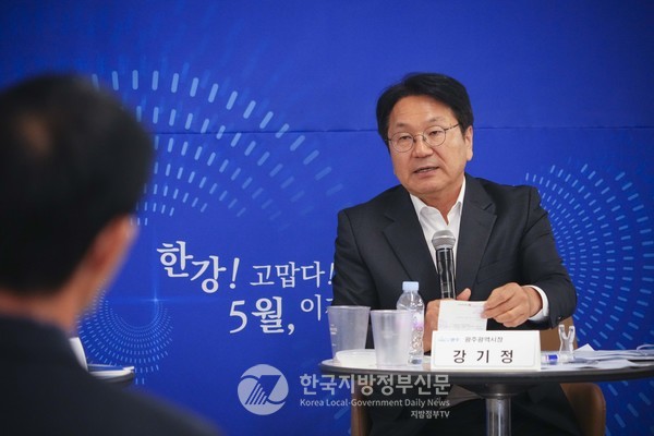 강기정 시장은 “광주의 새로운 브랜드 ‘노벨상의 도시’로 도약하기 위해 ‘생각의 힘’을 모아야 한다”고 밝히고 '노벨상 도시 브랜딩' 추진체계의 필요성을 강조했다(사진=조용원 기자/광주시청)