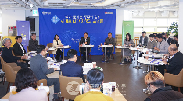 강기정 시장이 직접 주관한 이날 월요대화에서 참석자들은 생각하는 힘을 가진 광주를 만들기 위해서는 체계적인 조직, 추진체계(컨트롤타워)가 필요하다고 입을 모았다.(사진=조용원 기자/광주시청) 