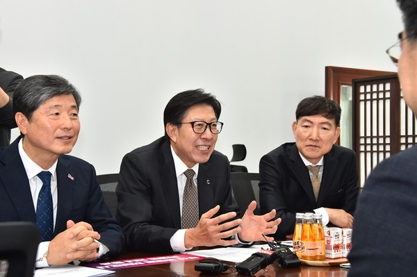 박형준 부산시장은 6일 개막된 '2024 대한민국 지방시대 엑스포'에 참가해 이같이 밝히며,  “국가균형발전은 지역의 고른 성장이 곧 대한민국의 미래를 밝히는 길이라는 점에서 무엇보다 중요하다”라며, “부산이 '글로벌 허브도시'로의 힘찬 비상으로 남부권의 새로운 성장 거점이 되어, 지속 가능한 대한민국의 발전을 견인하겠다”라고 강조했다. 5일 글로벌허브도시 서명부 전달 모습 (사진=김지수 기자/부산시청)