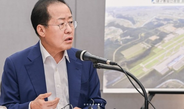 홍준표 시장은  “서울특별시와 함께 양대 특별시 체계로 대개편되는 ‘대구경북특별시’가 출범하게 되면 가칭광역통합교부금 등 새로운 재정확보 특례를 통해 연간 2조 원 이상의 재정을 확보하여 대한민국 2대 특별시로 도약하는 획기적 전환점이 될 것이다”고 강조했다. (사진=김지수 기자/대구시청)