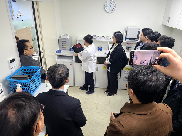 대구시는 11월 7일 중소벤처기업부, 환경부 등 정부 부처 및 공인 시험기관과 함께 ‘대구 이노-덴탈 규제자유특구’의 본격적인 실증을 준비하기 위해, 경북대학교 치과병원에서 실증 착수 준비회의를 개최했다. (사진=김지수 기자/대구시청)