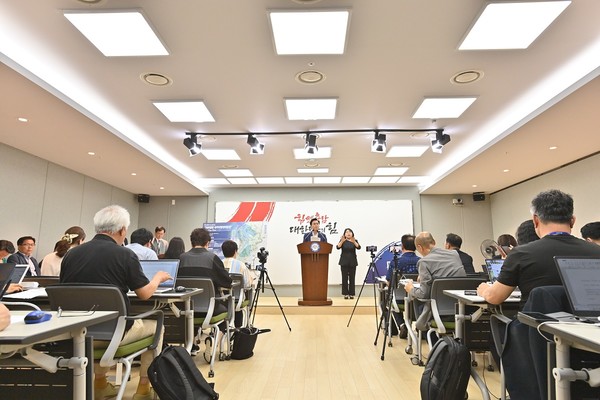 '가로림만 국가해양생태공원 조성'은 서산시와 태안군 사이에 위치한 가로림만의 해양생태계를 체계적으로 보전·관리하고, 질서 있고 올바른 이용을 통해 지역에 활력을 불어넣기 위한 사업이다. 7월 관련 기자회견 모습 (사진=김지수 기자/충남도청)