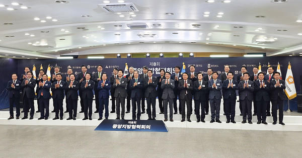 박완수 경상남도지사는 6일 강원도청 대회의실에서 열린 ‘제8회 중앙지방협력회의’에 참석해 기회발전특구의 연내 추가 지정 및 남해안 규제특례 마련과 광역시만을 대상으로 하는 도심융합특구를 광역도 단위까지 확대할 것을 제안했다. (사진=김지수 기자/경남도청)