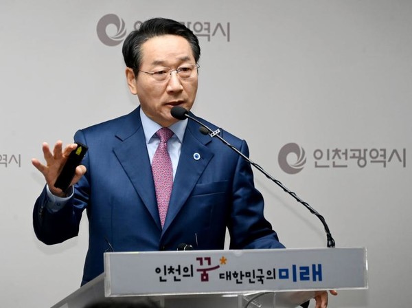 유정복 인천시장이 “시민의 행복 체감지수는 시의 정책마인드와 비례하므로 시민들에게 명확한 미래에 대한 청사진을 제시하고 자신감을 불어 넣는 것이 중요하다”라고 잇따른 시민 체감형 정책 추진 배경을 설명했다. (사진=김미숙 기자/인천시청)
