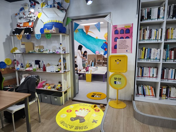 서울시는 이번에 인증받은 8개 아파트 단지에 옐로우 카펫 등 어린이 안전시설 설치 보조금(단지당 최대 500만 원)을 인센티브로 제공해 단지 내에서 발생할 수 있는 어린이 안전사고를 예방할 수 있도록 했으며, ‘양육친화주택 아이사랑홈’ 인증서와 인증현판도 수여했다. (사진=김미숙 기자/서울시청)