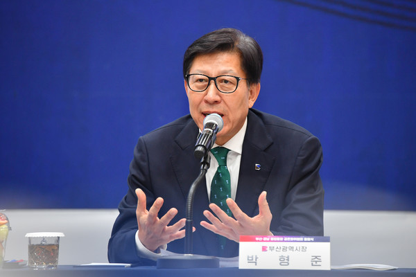 박형준 시장은 “부산·경남 행정통합은 우리 스스로 국가균형발전의 판을 바꾸겠다는 혁신의 몸부림으로 연방제에 준하는 권한과 재원을 중앙정부로부터 이양받는 것이 핵심이 될 것”이라며, “국가균형발전의 목표가 잘 구현될 수 있도록 공론화위원회와 함께 기본구상안 초안을 잘 다듬어 시도민이 만족할 수 있는 완성도 높은 최종안을 수립하겠다”라고 밝혔다. (사진=김지수 기자/경남도청·부산시청)