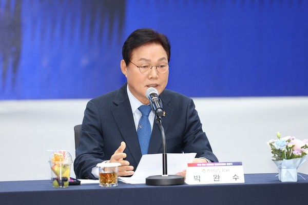 박완수 경남지사는 “단순한 통합은 의미가 없으며, 통합의 청사진과 내용을 정확하게 도민과 시민들에게 제시하고 시도민이 판단할 수 있도록 도와주는 것이 경남과 부산의 책임”이라며, “경남과 부산을 완전한 자치권을 가진 ‘대한민국의 경제수도’로 만들겠다는 비전을 가지고 시도민들의 의사를 반영한 상향식 통합으로 나아가야 한다”고 강조했다. (사진=경남도청