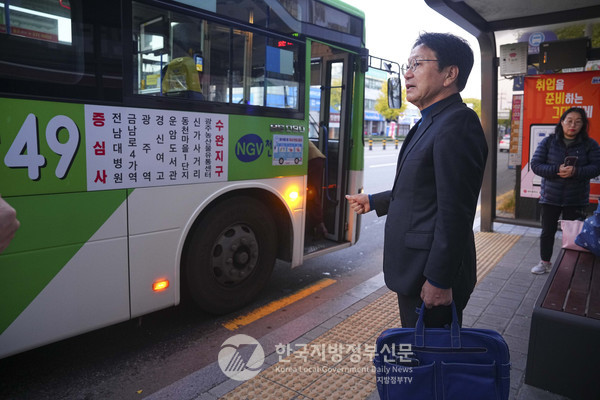 강기정 광주광역시장이 11일 '보행자의 날'을 맞아 광주시가 역점적으로 추진하고 있는 소위 ‘대·자·보(대중교통·자전거·보행 중심) 도시 광주’ 시민 공감 확산을 위한 프로젝트로 ‘대중교통 이용 출퇴근 챌린지’의 첫 주자로 나서 화제가 되고 있다(사진=조용원 기자/광주시청)
