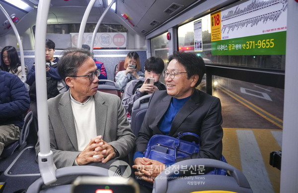 강기정 광주시장은 이날 버스에서 만난 시민들에게 “대·자·보 도시는 도시철도 2호선 1단계 개통과 함께 도시 교통시스템의 전면적인 전환으로 본격화될 것”며 “대·자·보 실현을 위해서는 담대한 정책과 시민들의 참여가 절실하다”고 설명했다.(사진=조용원 기자/광주시청)