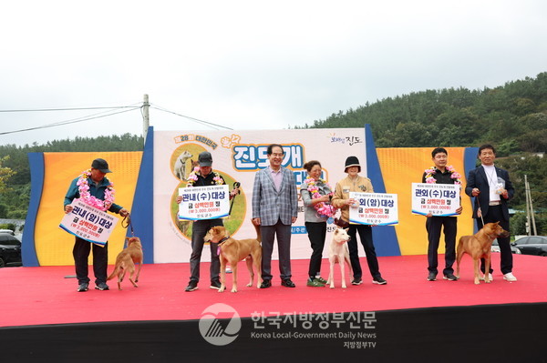 대한민국 천연기념물 53호 토종 명견(名犬), 국내 유일의 세계애견연맹(FCI) 공인견 334호, 국가가 품종을 관리하는 유일한 국견(國犬)으로 잘 알려진 ‘진도개’의 보호·육성을 위한 ‘제28회 우수 진돗개 선발대회’에서 김희수 진도군수(가운데)가 대한민국 최고의 진도개로 뽑힌 출진견 초희, 수범, 다운, 강호 4마리에 대상을 수여했다(사진=조용원 기자/진도군청)