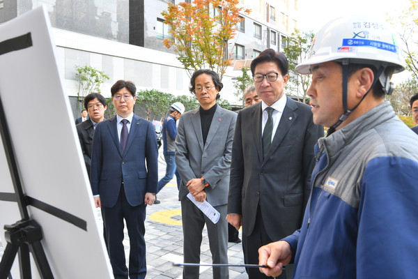 부산시는 내년(2025년)에 ‘미래 부산 주거정책포럼’을 출범해 국내외 다양한 주거정책 우수사례와 지식을 공유하고 협력방안을 모색해 나갈 예정이다. 이를 통해 주거 안정을 실현하고 다양한 정책대안을 마련하는 등 ‘행복주거 5대 중점과제’ 추진에 최선을 다할 계획이다. (사진=김지수 기자/부산시청)