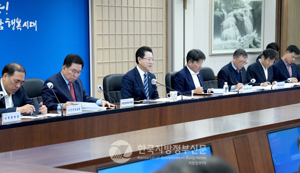 김영록 전남도지사는 12일 실국 정책회의를 열고 전남 국립의대 신설에 따른 대학 선정 문제와 관련해, 목포대·순천대 통합의대 추진이 최선책이고 공모에 의한 대학 추천은 차선책이라면서, 11일 출범한 ‘여야의정협의체’에 전남 통합의대 신설 문제를 의제에 오르도록 적극 대처해야 한다고 밝혔다.(사진=조용원 기자/전남도청)