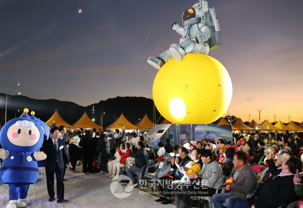 전남 고흥군(군수 공영민. 사진 왼쪽 앞)이 제4회 고흥유자축제가 지난 7일부터 10일까지 나흘동안 20여 만 명의 인파를 끌어모아 역대 최대 흥행을 기록하며 대한민국 대표축제, 세계적인 글로벌 축제로서의 가능성을 확인했다는 평가가 나오고 있다.(사진=조용원 기자/고흥군청)