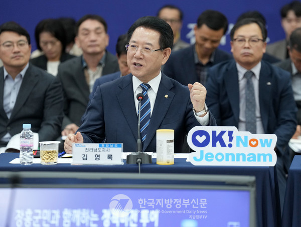 김영록 전남도지사는 12일 '장흥군민과 함께하는 정책비전 투어'에서 “장흥군이 한강 작가 노벨문학상 수상을 계기로 국내를 넘어 세계로 뻗어가는 케이(K)-문학 대표도시로 발돋움하도록 최선을 다하겠다”고 밝혔다.(사진=조용원 기자/전남도청)