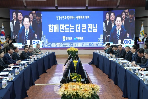 김영록 지사는 12일 장흥군민회관 대회의실에서 김성 장흥군수, 김재승 장흥군의회 의장, 김영선 전남연구원장을 비롯해 지역민 300여 명이 참석한 가운데 개최한 ‘장흥군민과 함께하는 정책비전 투어’에서 역사문화 거점 구축 등 ‘장흥 7대 미래 비전’을 제시했다.(사진=조용원 기자/전남도청)