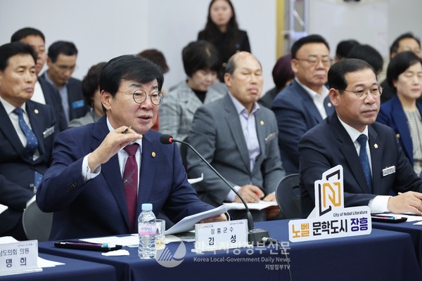 김성 장흥군수는 환영사에서 “앞으로 장흥군은 ‘노벨문학도시 장흥’이란 새로운 슬로건으로 발전전략을 구상하고 추진하겠다”며, “국립 노벨문학관 유치, 세계 노벨 문학공원 조성 등 문화·예술·관광 융성의 시대를 열겠다”고 말했다.(사진=조용원 기자/장흥군청)