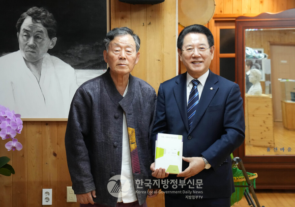 김영록 지사는 12일 장흥 해산토굴을 방문해 한승원 작가를 만나 한강 작가의 노벨문학상 수상을 축하하고 여러가지 의견을 나눴다.(사진=조용원 기자/전남도청)