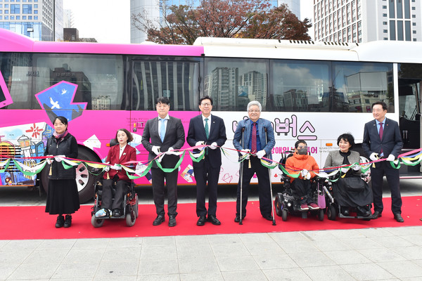 부산시는 부산 장애인 시티투어, 「나래버스 1호」를 지난해 5월 개통해 부산지역 동부산 노선과 서부산 노선의 2개 노선을 매주 화요일부터 토요일까지 운행하고 있으며, 시티투어가 없는 날에는 타지역 원거리 운행도 병행하고 있다. (사진=김지수 기자/부산시청)
