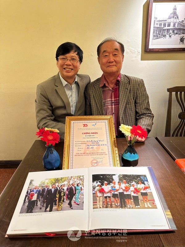 안경환 총장과 호꽝러이 전 베트남언론인협회 상임부회장(왼쪽)과 수상 축하연 후 기념촬영을 하고 있다(사진=정양기 기자/안경환 총장)