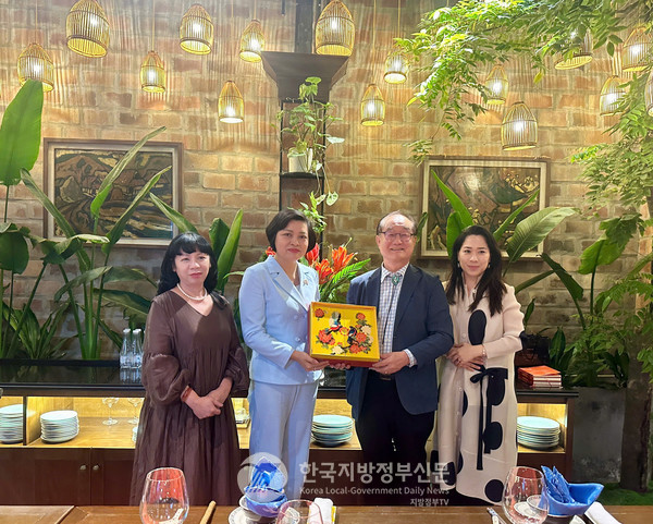 좌로부터 VUFO 응우옌티투짱 전 사무총장, HAUFO 쩐티프엉 상근부회장, 안경환 총장, 소프라노 김윤지씨와 함께 수상 축하연을 갖고 기념촬영했다(사진=정양기 기자/안경환 총장)